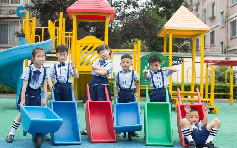 trang trí sân trường mầm non